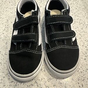 Vans Kids Old Skool V Sneakers. New in box. Size 9
Black and white.